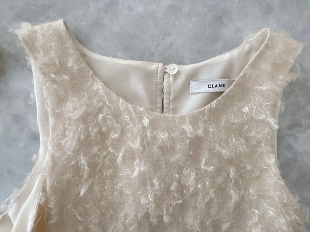 はな　CLANE FEATHER RIBBON NOSLEEVE TOPS