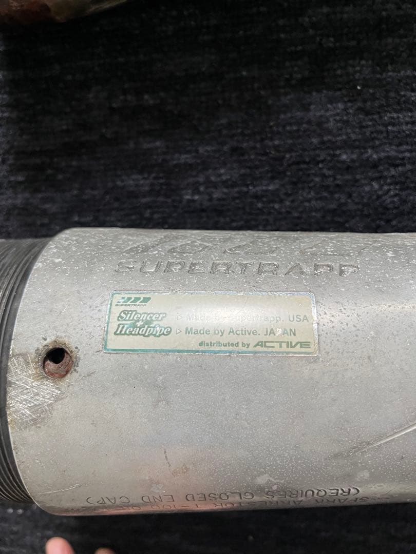調整可能な音量を持つSUPERTRAPP製マフラーSR400