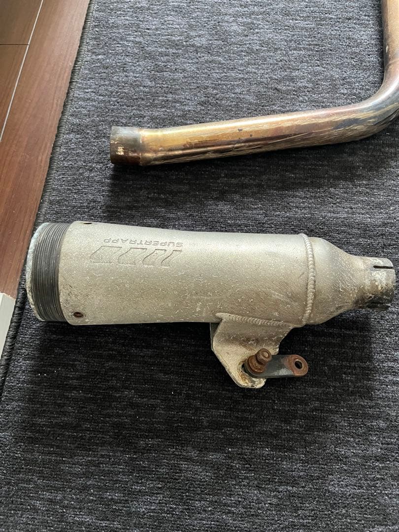 調整可能な音量を持つSUPERTRAPP製マフラーSR400