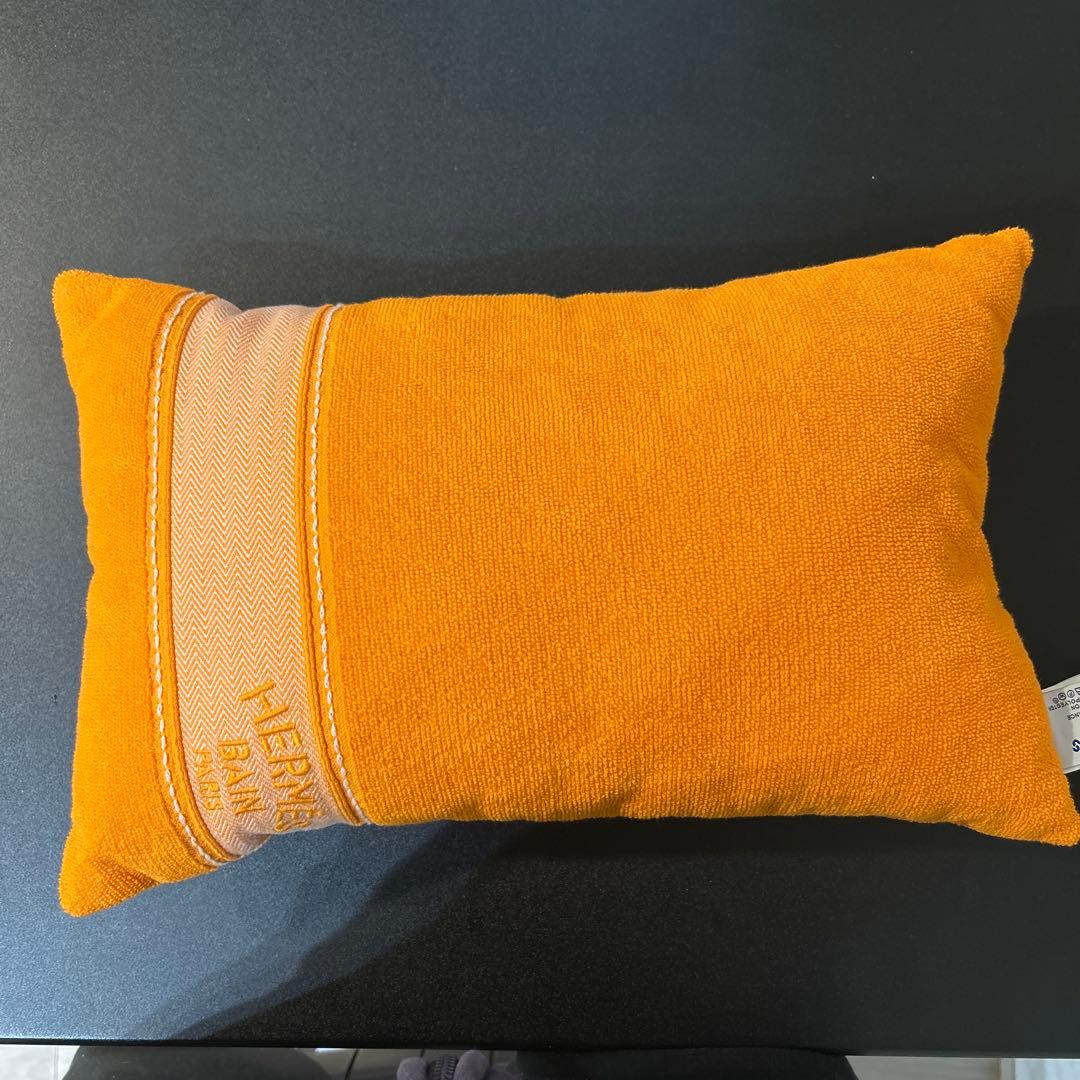 値下げしました　HERMES オレンジ クッション