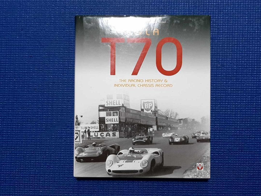 洋書 LOLA T70　The Racing History & ~ 背割れあり