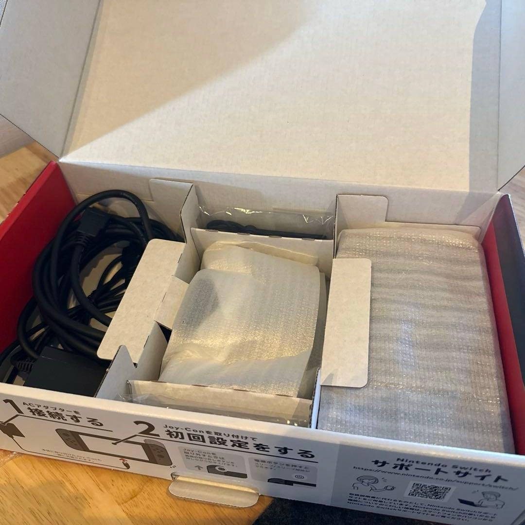 Nintendo Switch本体 + Joy-Conハンドル4個