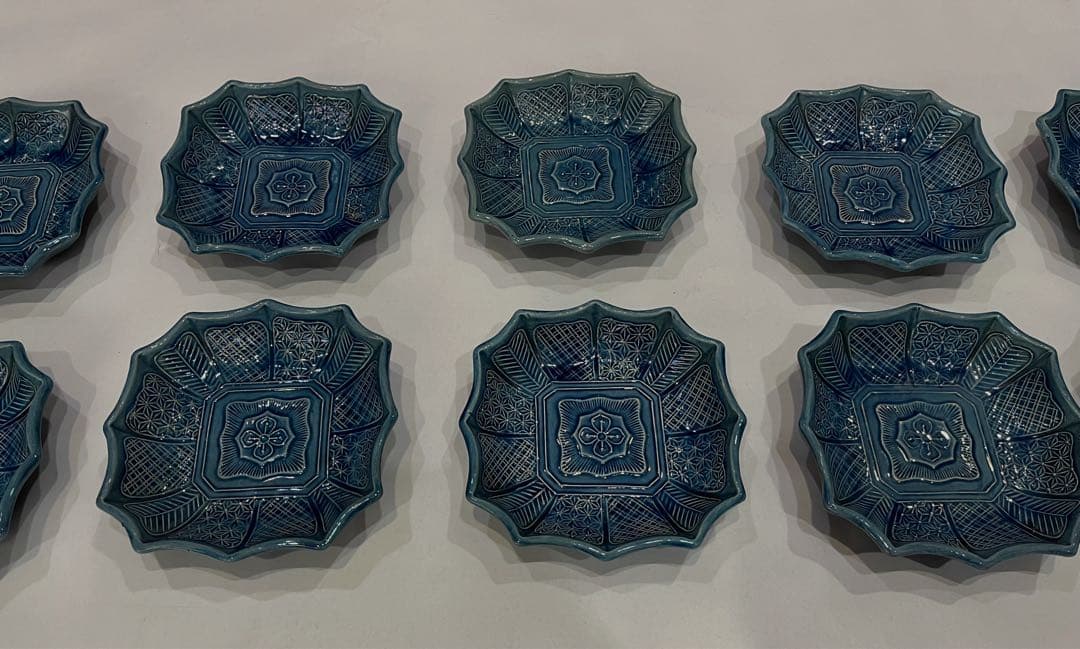 淡路珉平焼　瑠璃釉青交趾陽刻輪花型 10枚