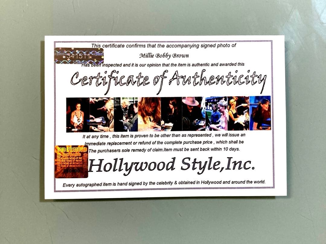 ミリー・ボビー・ブラウン直筆サイン入り超大型写真…