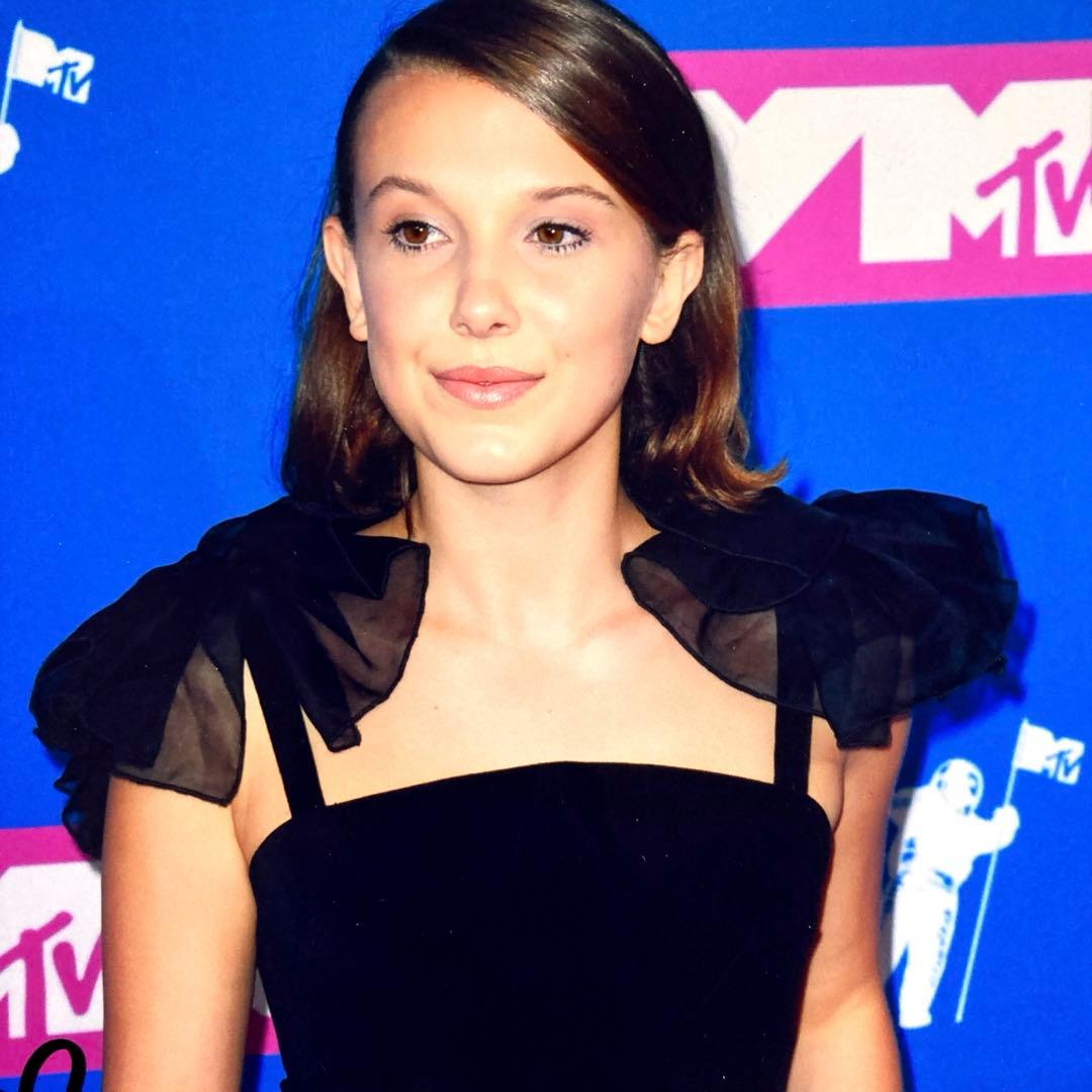 ミリー・ボビー・ブラウン直筆サイン入り超大型写真…