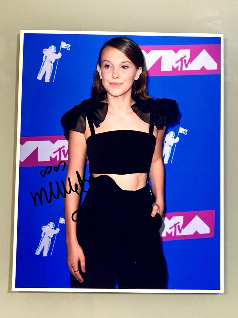 ミリー・ボビー・ブラウン直筆サイン入り超大型写真…