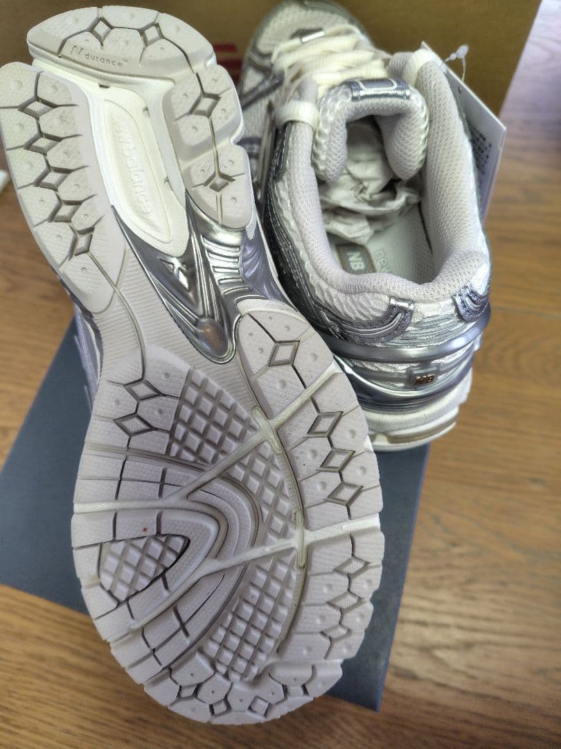 未使用品タグ付きNew Balance 1906R シルバー/ホワイト