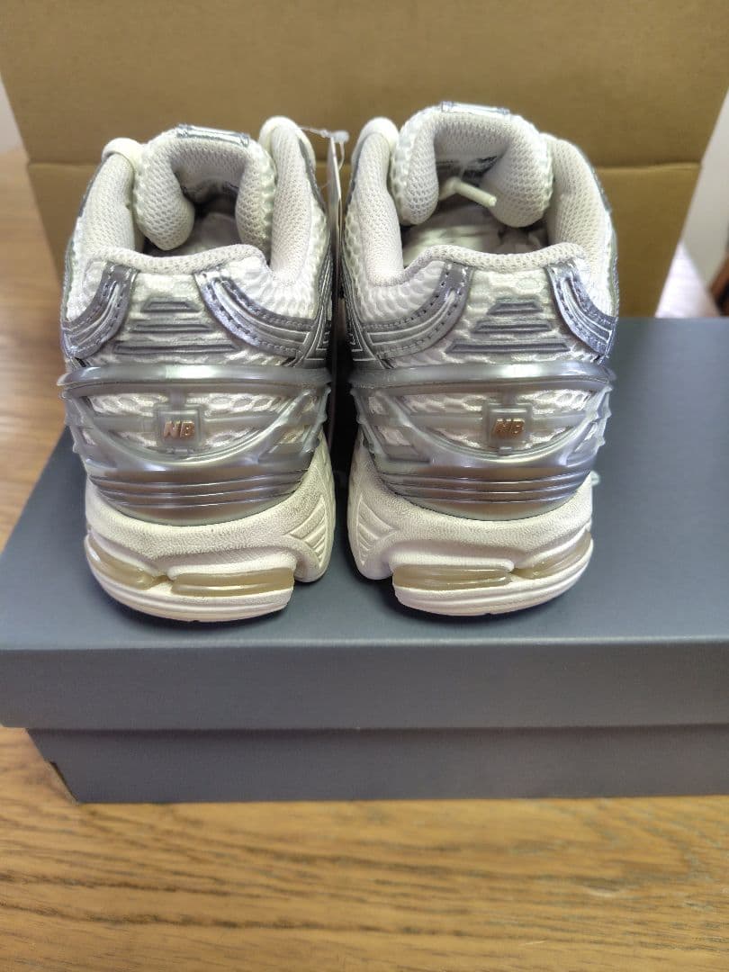 未使用品タグ付きNew Balance 1906R シルバー/ホワイト