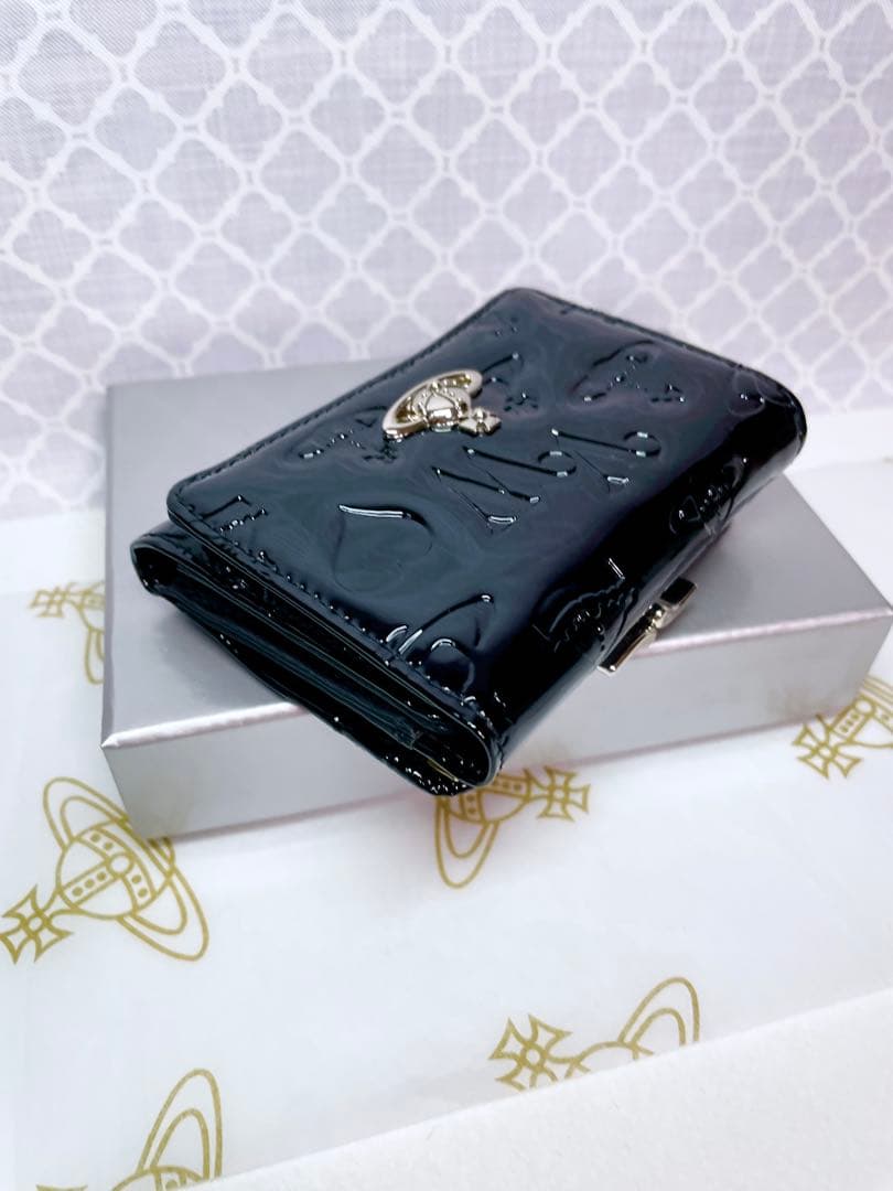 【内側に素敵な柄♡新作】Vivienne Westwood 折財布 エナメル黒
