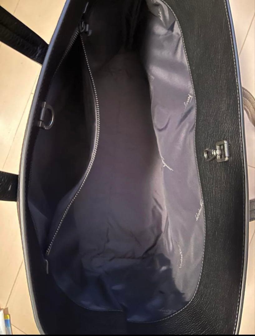 Salvatore Ferragamo ブラック本革ビジネスバッグ　A3サイズ