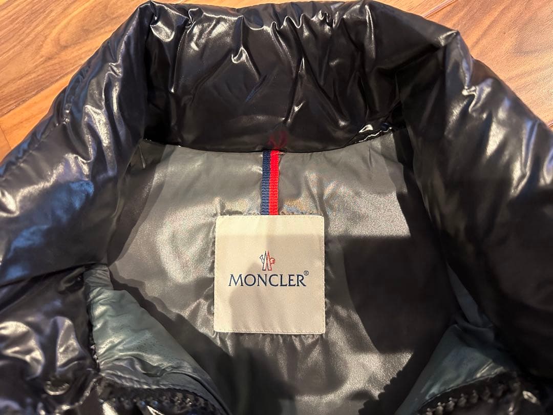 MONCLER ブラック ダウンベスト