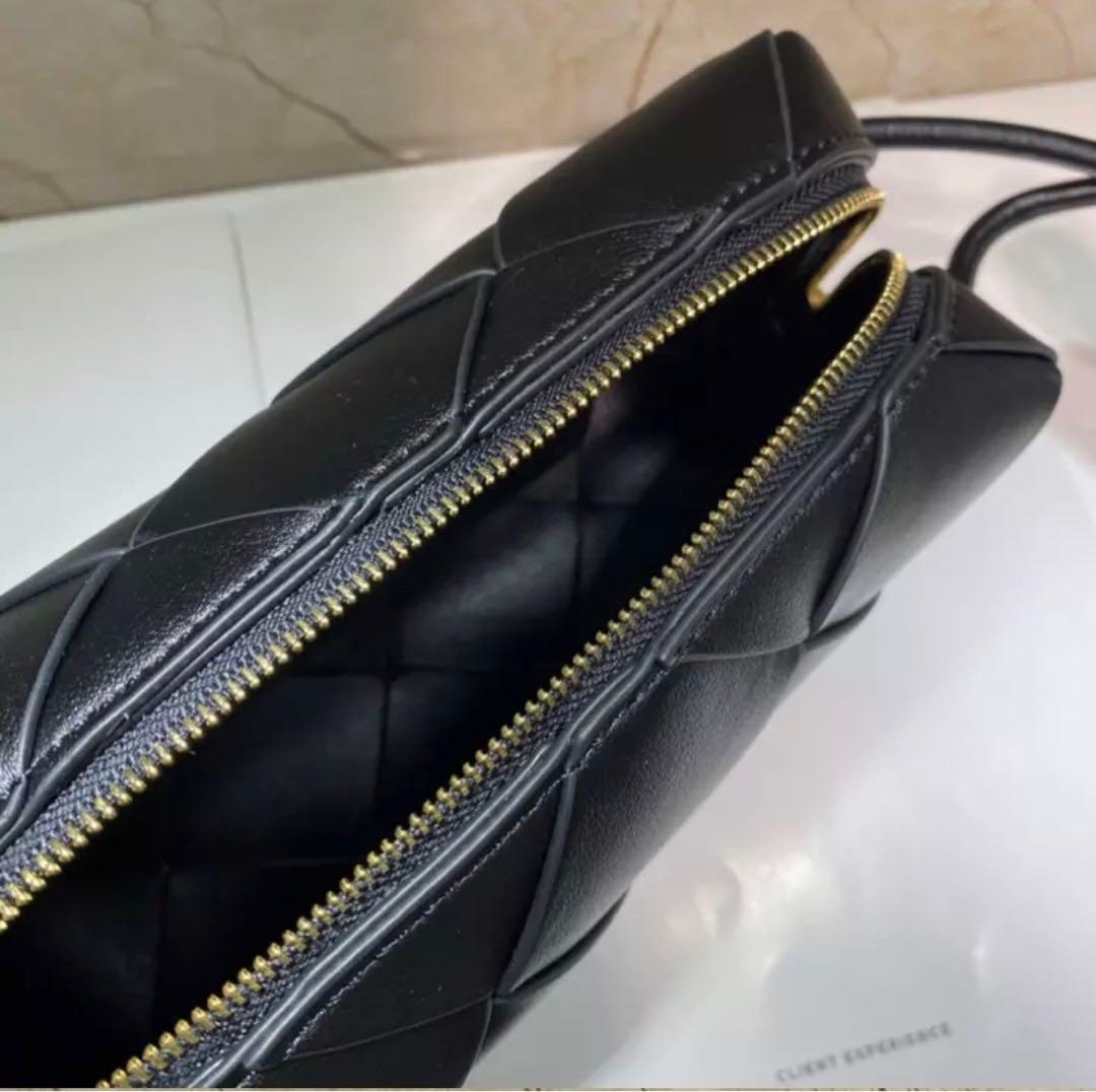 本革　ショルダーバッグ　黒　編み込み　牛革　シンプル　肩がけ　高級感　ブラック