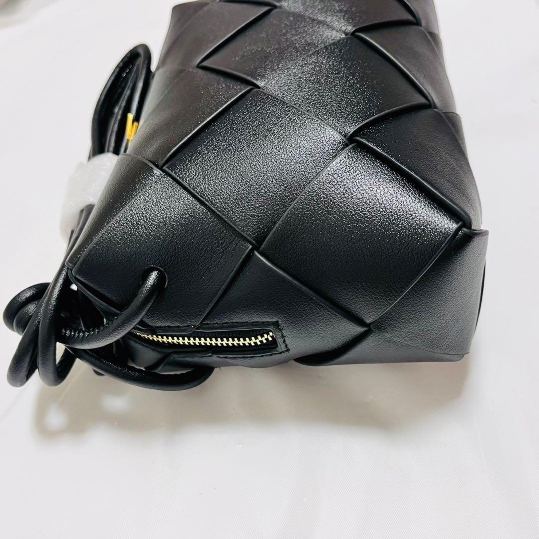 本革　ショルダーバッグ　黒　編み込み　牛革　シンプル　肩がけ　高級感　ブラック