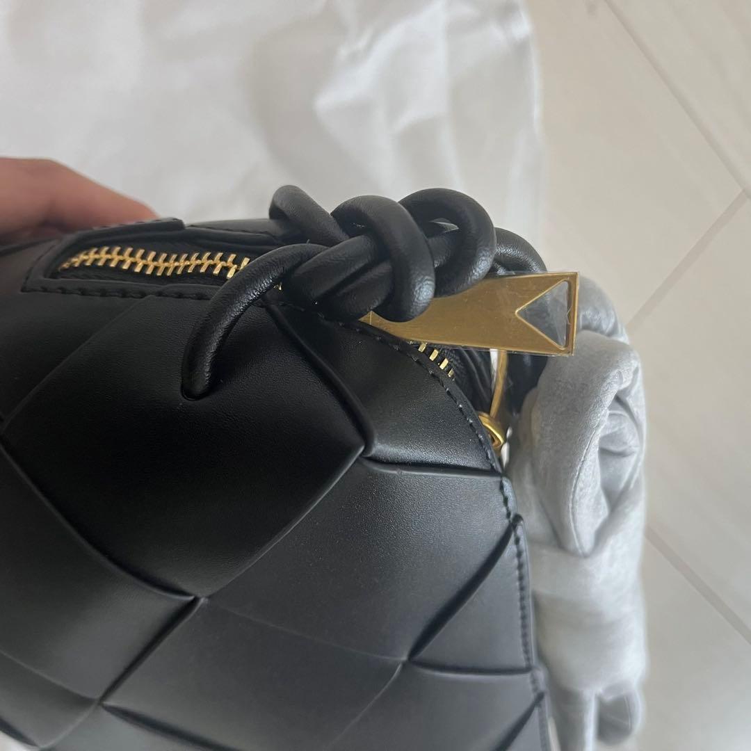 本革　ショルダーバッグ　黒　編み込み　牛革　シンプル　肩がけ　高級感　ブラック