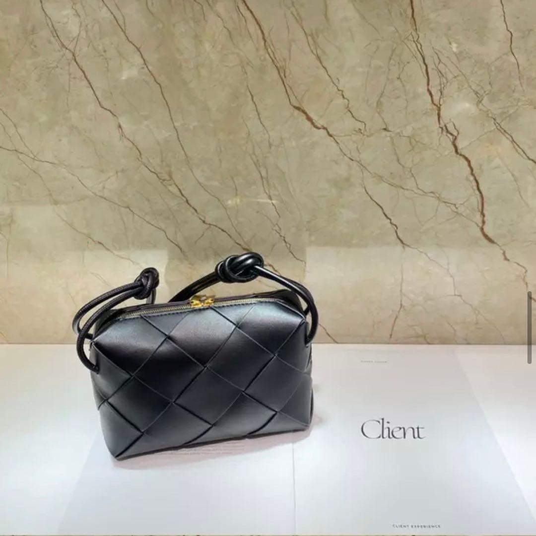 本革　ショルダーバッグ　黒　編み込み　牛革　シンプル　肩がけ　高級感　ブラック