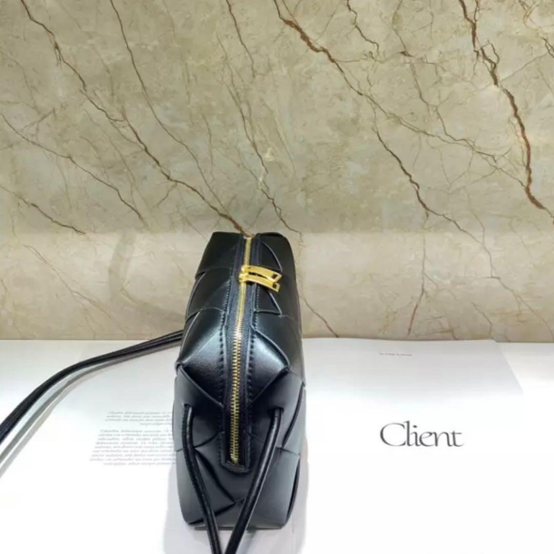 本革　ショルダーバッグ　黒　編み込み　牛革　シンプル　肩がけ　高級感　ブラック