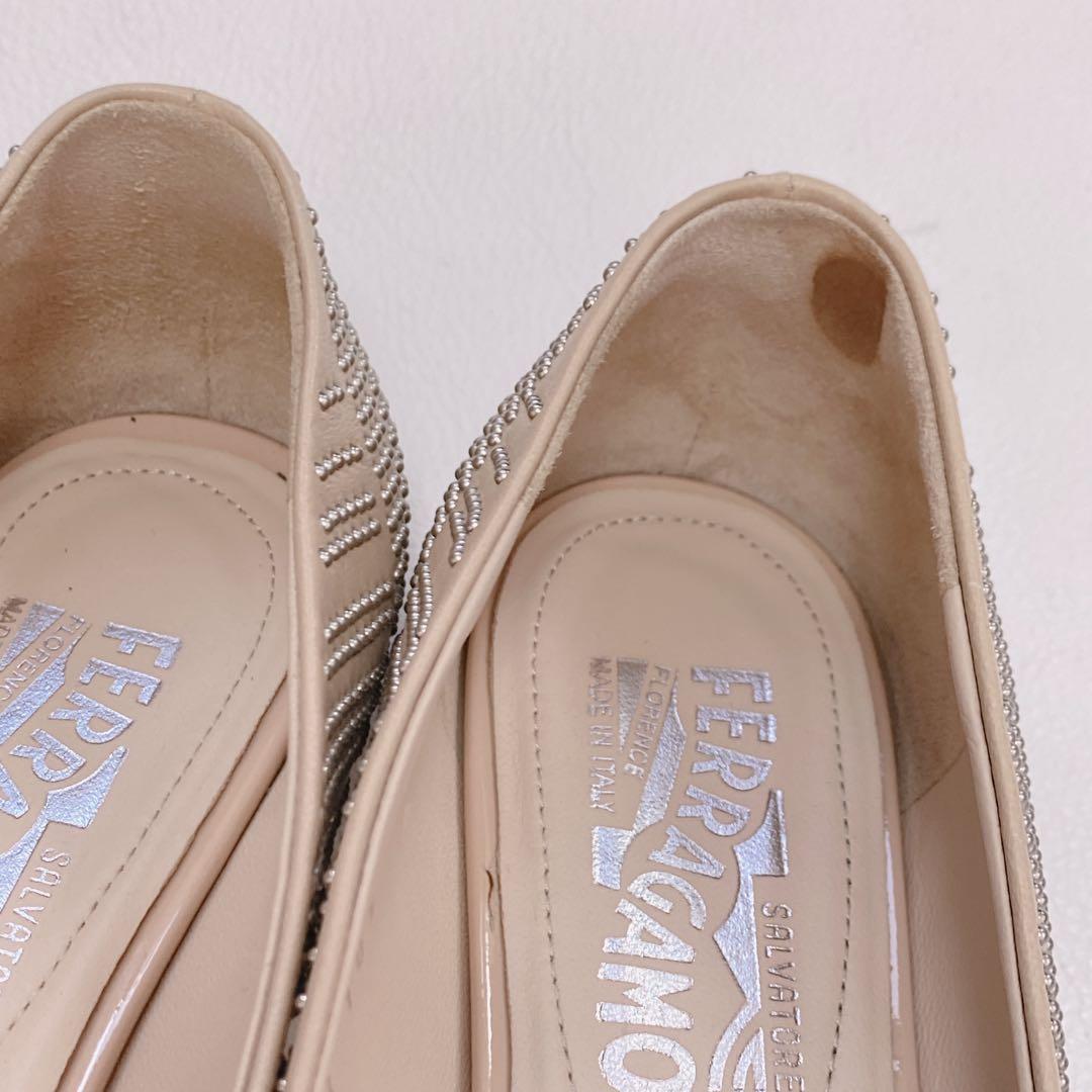 フェラガモ ヴァラリボン スタッズ フラットシューズ パンプス ピンクベージュ