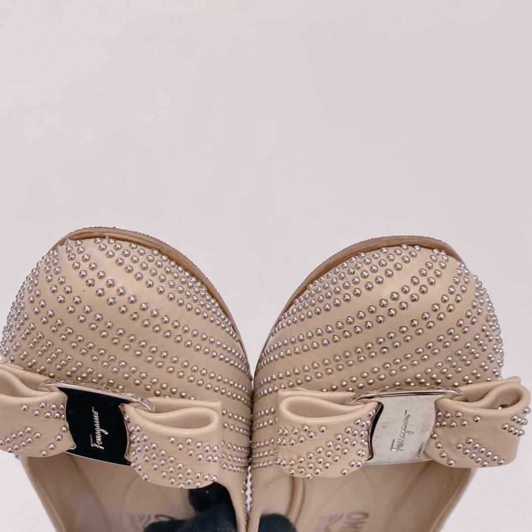 フェラガモ ヴァラリボン スタッズ フラットシューズ パンプス ピンクベージュ