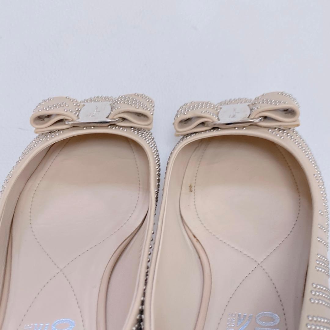 フェラガモ ヴァラリボン スタッズ フラットシューズ パンプス ピンクベージュ