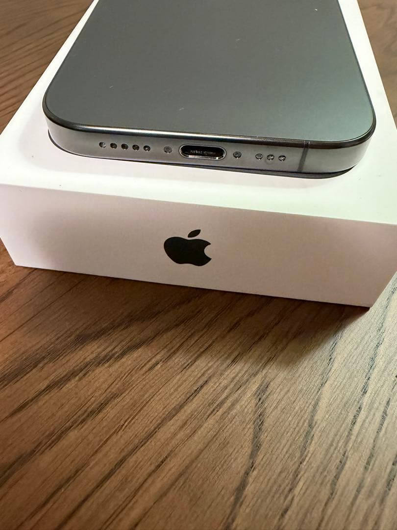 【値下げ・美品】iPhone 15 Pro 256GB ブラックチタニウム