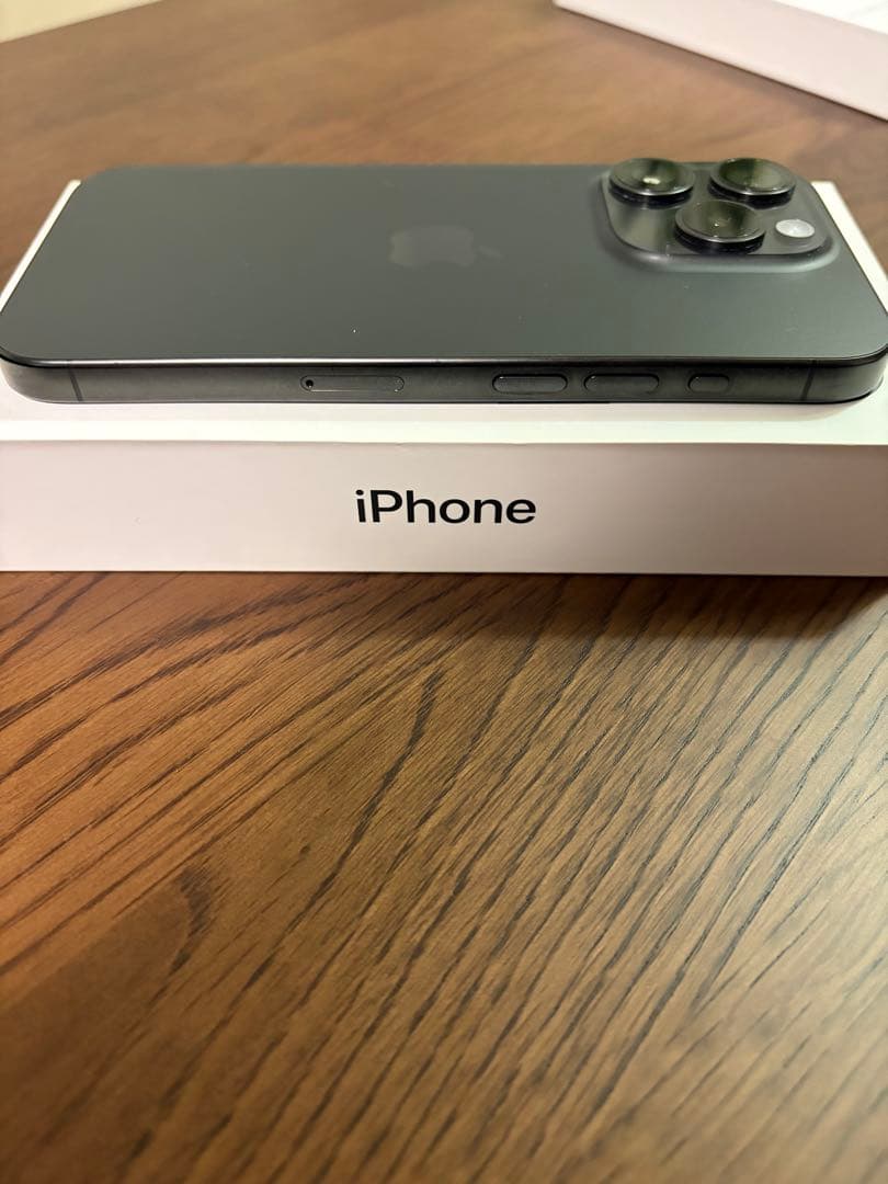 【値下げ・美品】iPhone 15 Pro 256GB ブラックチタニウム
