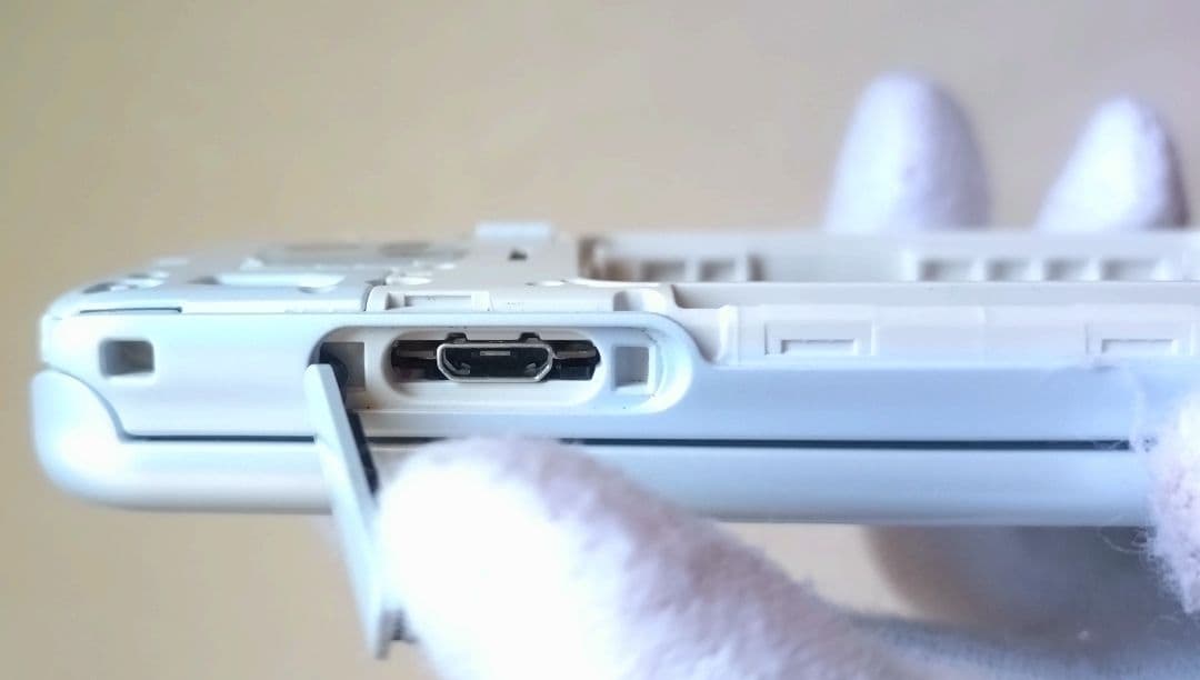 docomo らくらくホン F-01M ホワイト