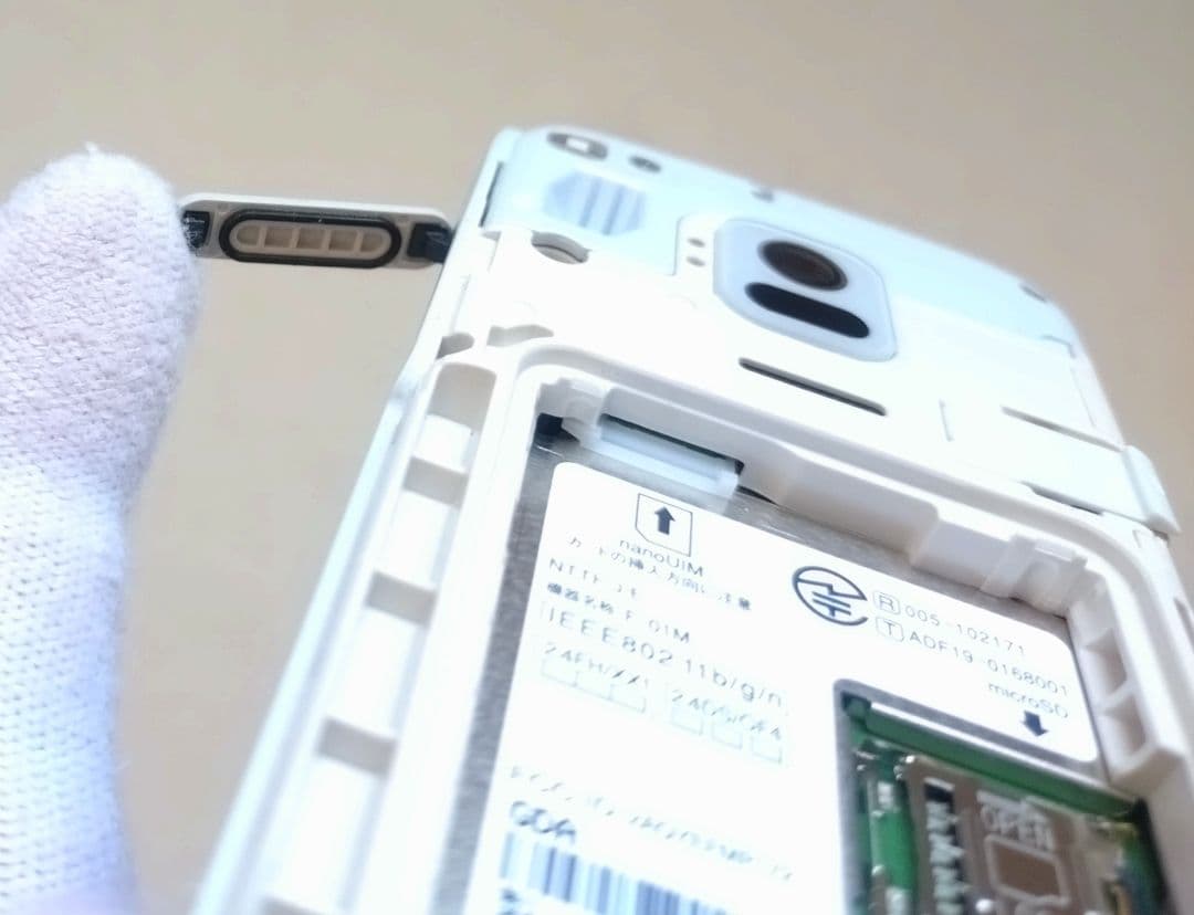 docomo らくらくホン F-01M ホワイト