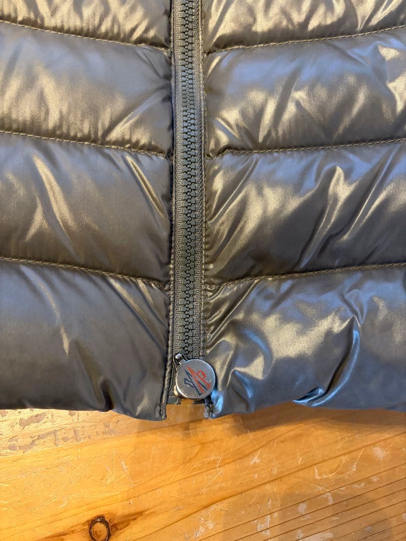 MONCLER チャコールグレー ダウンベスト