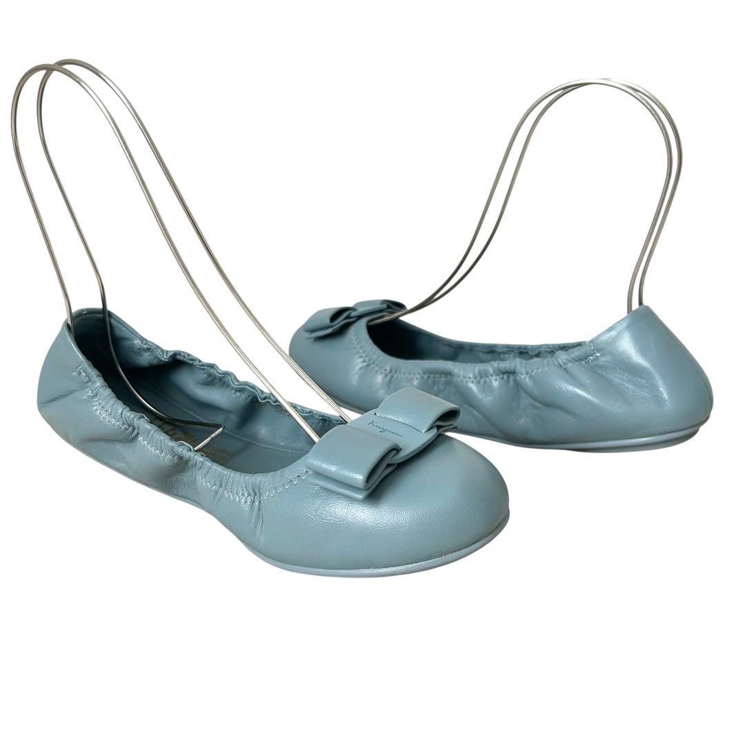 美品 サルヴァトーレ フェラガモ フラットシューズ ヴァラリボン 24cm