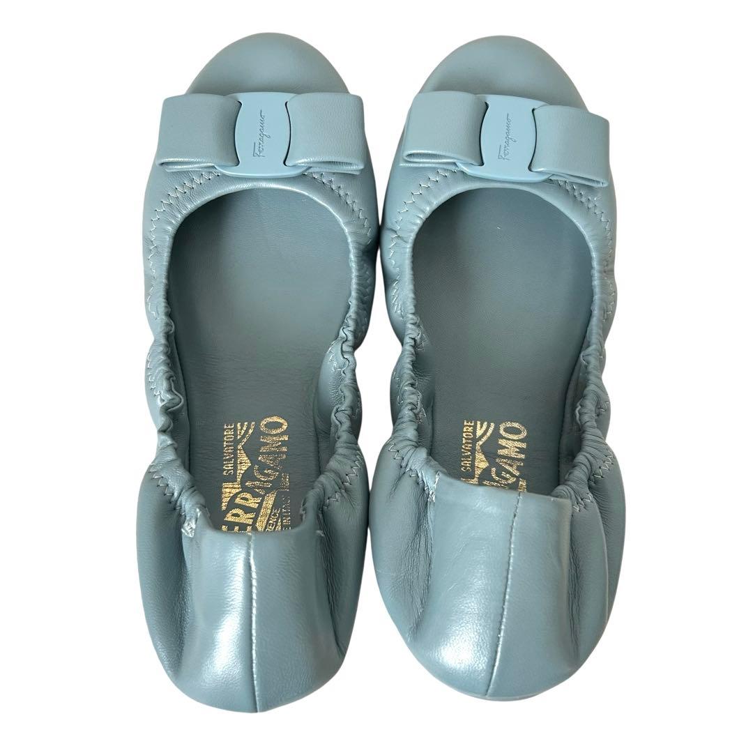 美品 サルヴァトーレ フェラガモ フラットシューズ ヴァラリボン 24cm