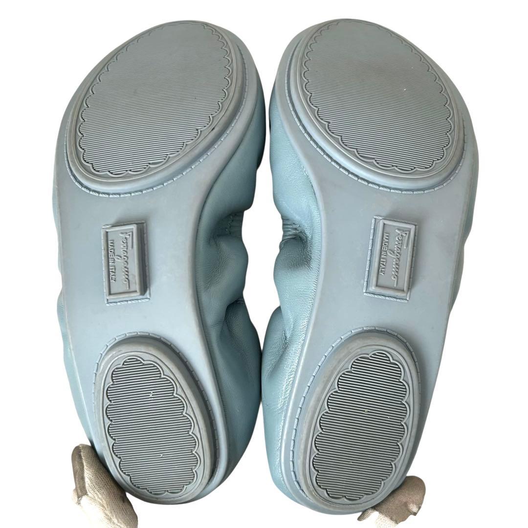 美品 サルヴァトーレ フェラガモ フラットシューズ ヴァラリボン 24cm