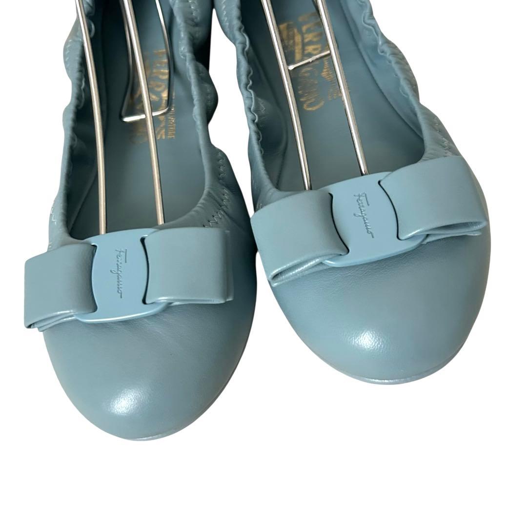 美品 サルヴァトーレ フェラガモ フラットシューズ ヴァラリボン 24cm