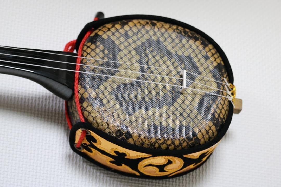 コンパクトで持ち運びしやすく弾きやすい沖縄三線初心者向け　新品未使用