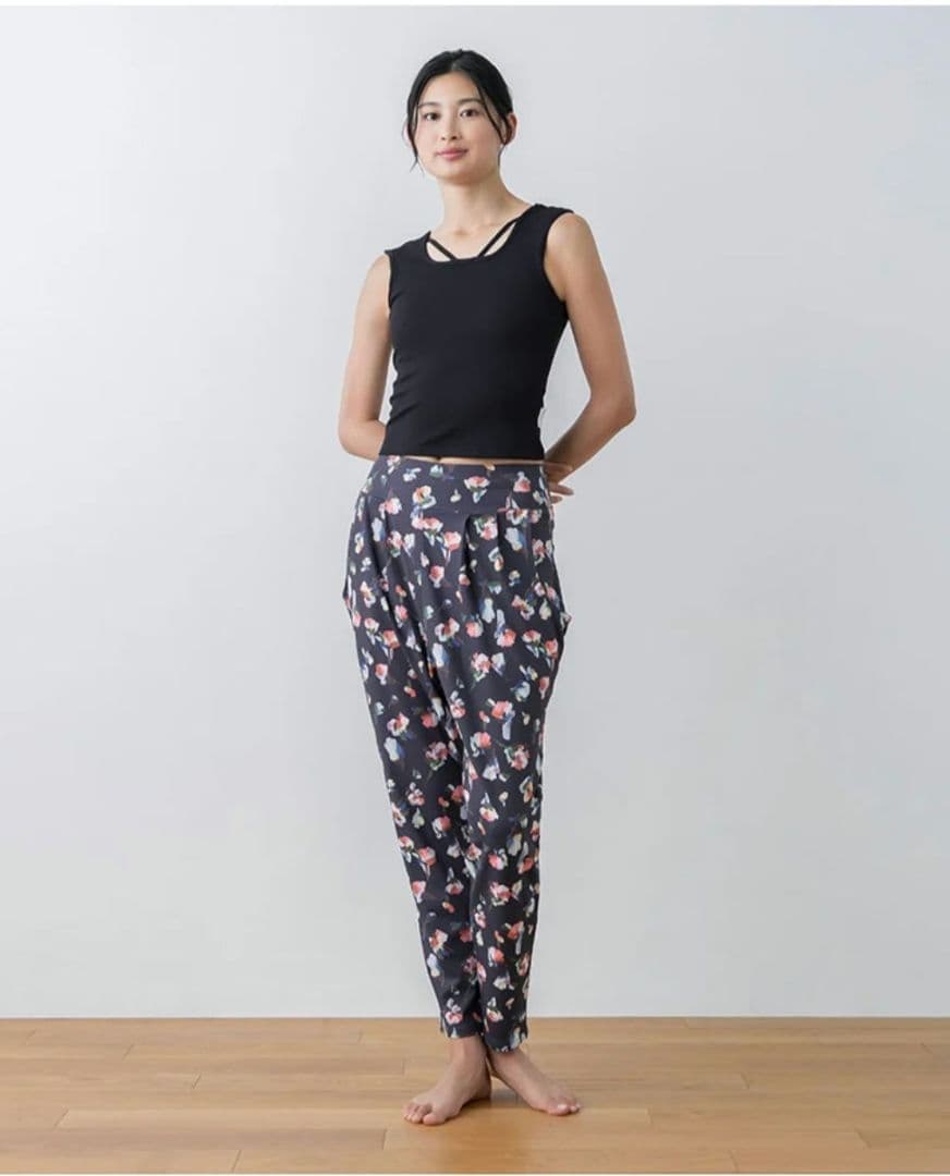 新品12800円★スカーラ 黒 ローズプリント ジョガーパンツ SUKALA M