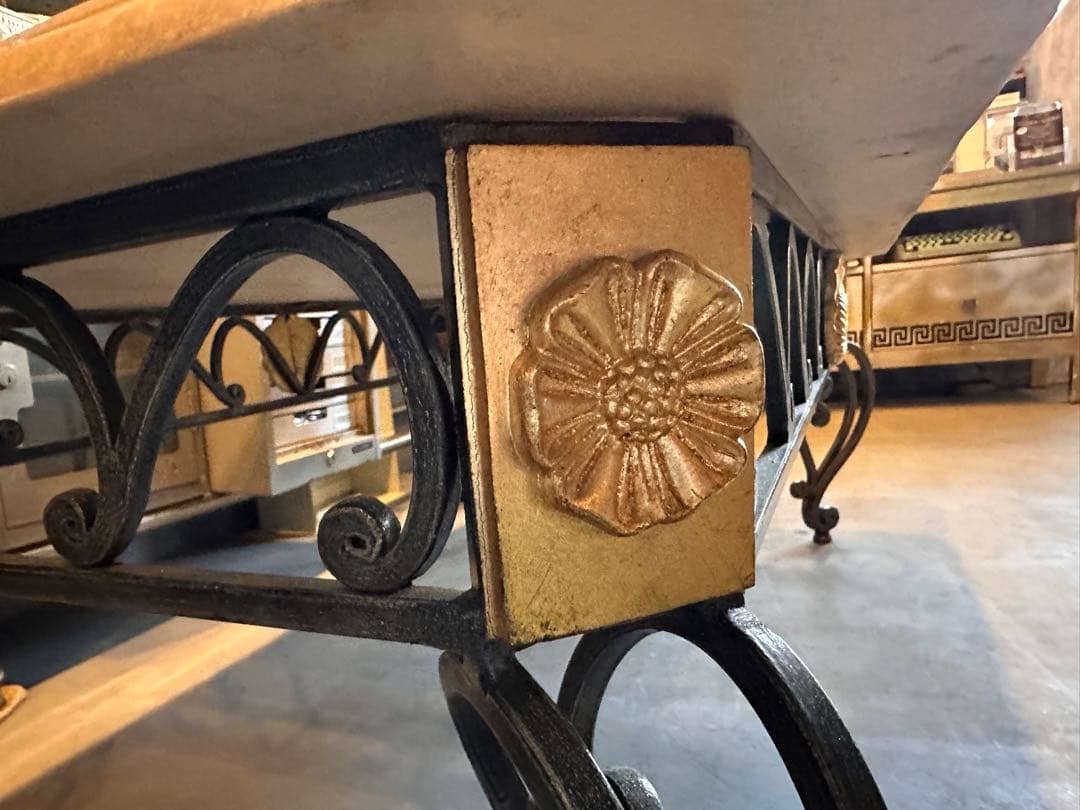 大理石と鉄製の装飾テーブル