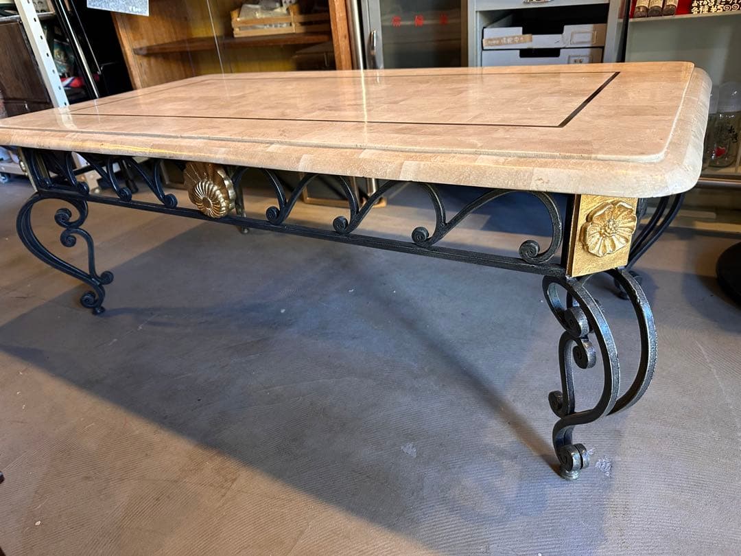 大理石と鉄製の装飾テーブル