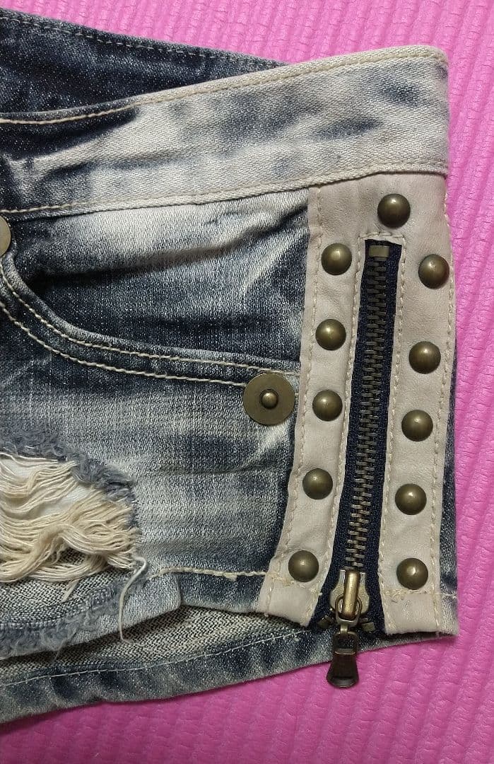 【d.i.a.】ジッパー＆スタッズ付ダメージデニムショートパンツ/24/ 109