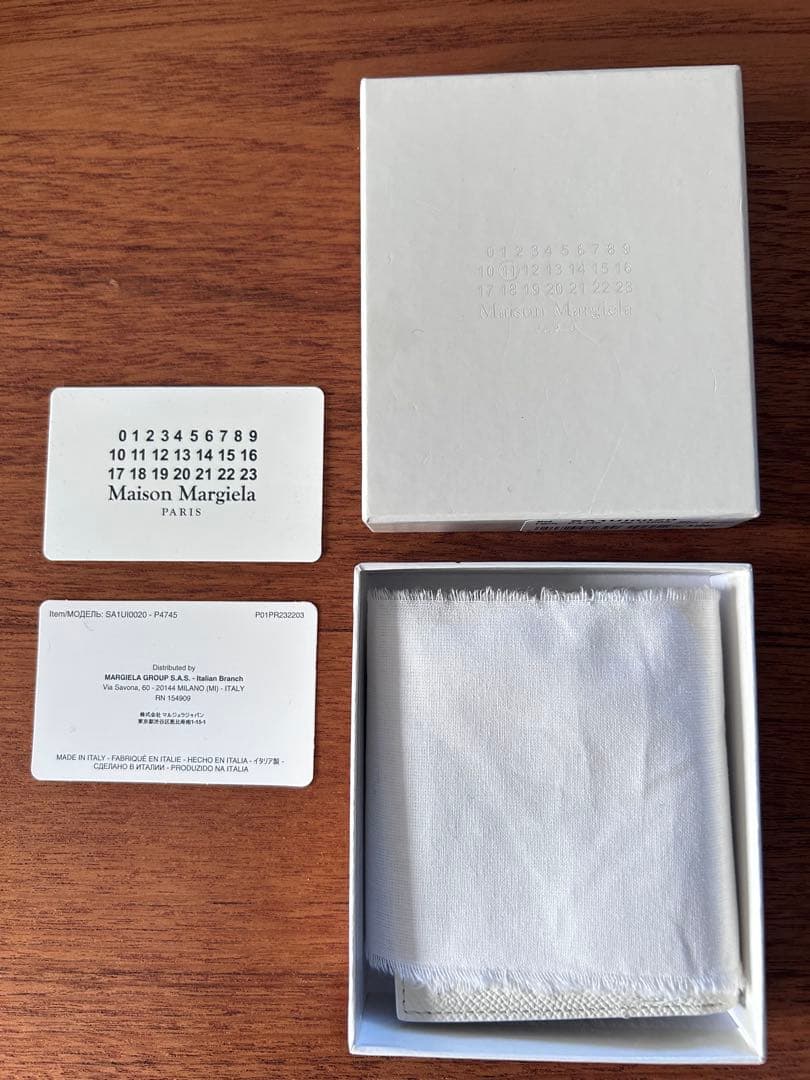 マルジェラ二つ折り財布off-white 未使用品