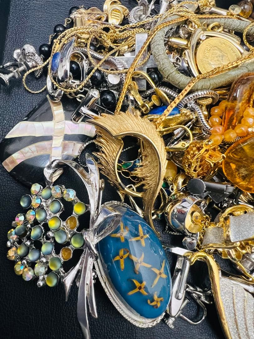 【生前整理　遺品整理】ネックレス　ブローチ　イヤリング　他　アクセサリーおまとめ