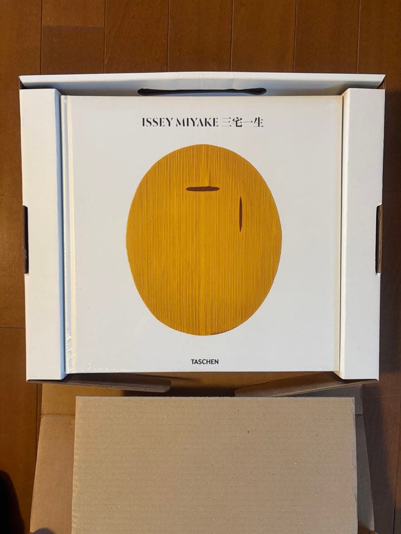 『ISSEY MIYAKE 三宅一生』増補改訂版（TASCHEN）
