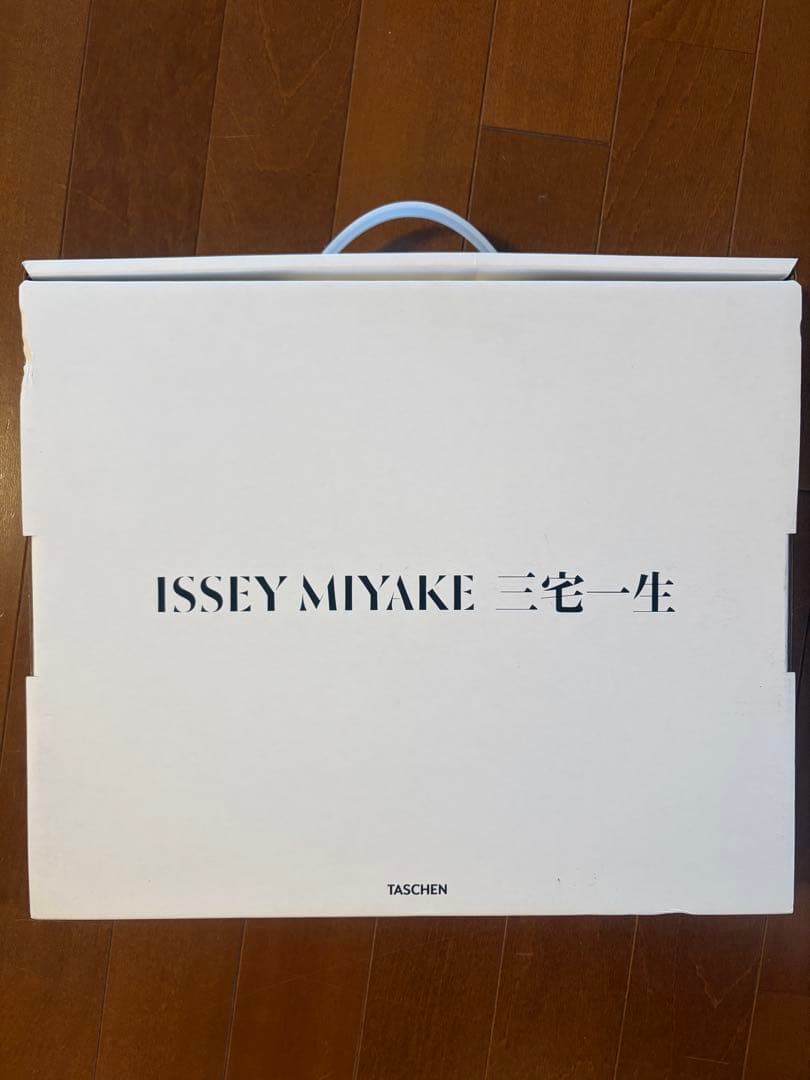 『ISSEY MIYAKE 三宅一生』増補改訂版（TASCHEN）