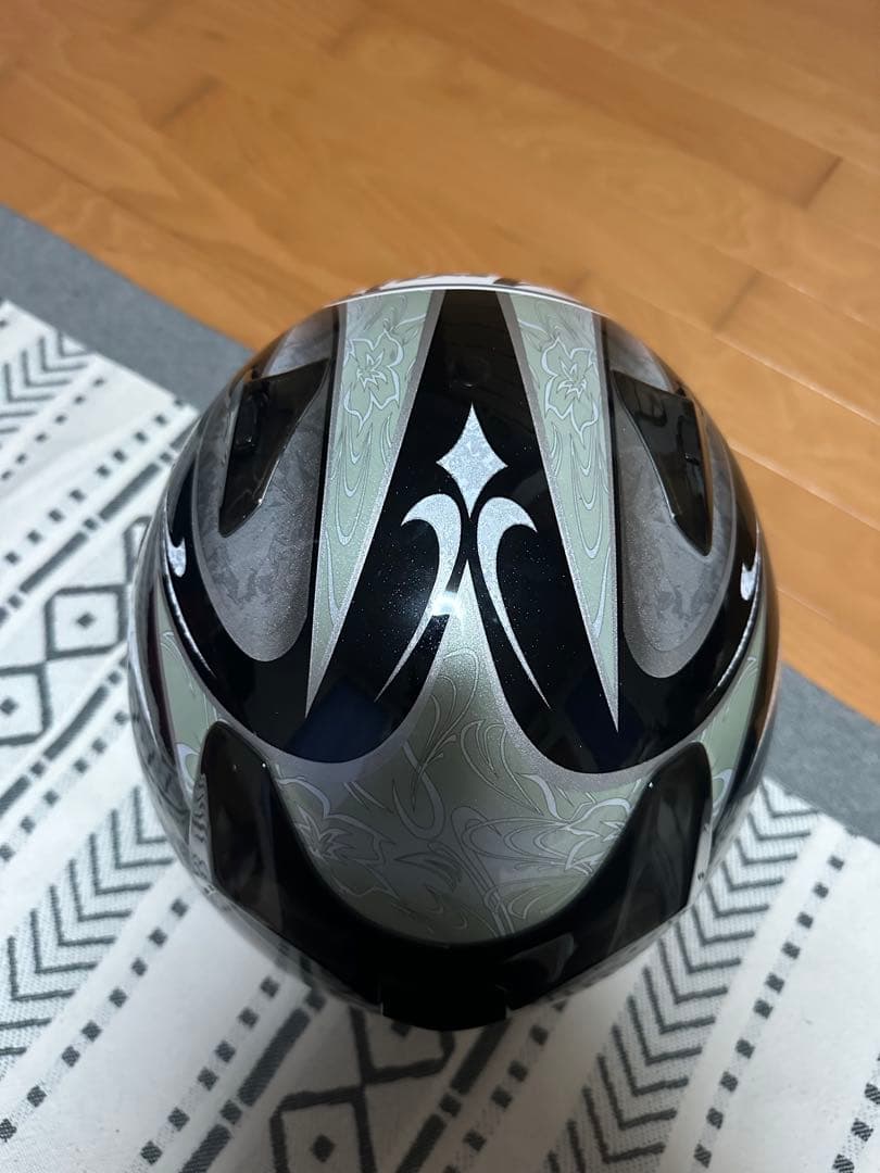 ま*る様 Arai フルフェイスヘルメット ブラック/シルバー