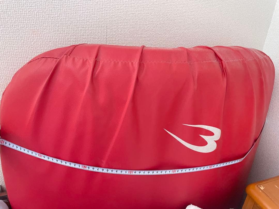 赤 スリーブロゴ パンチングミット 大阪付近配送いたします。