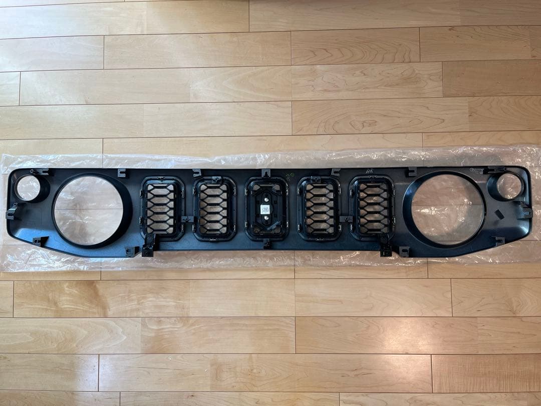 スズキ ジムニーノマド JC74W 純正フロントグリル　新車外し