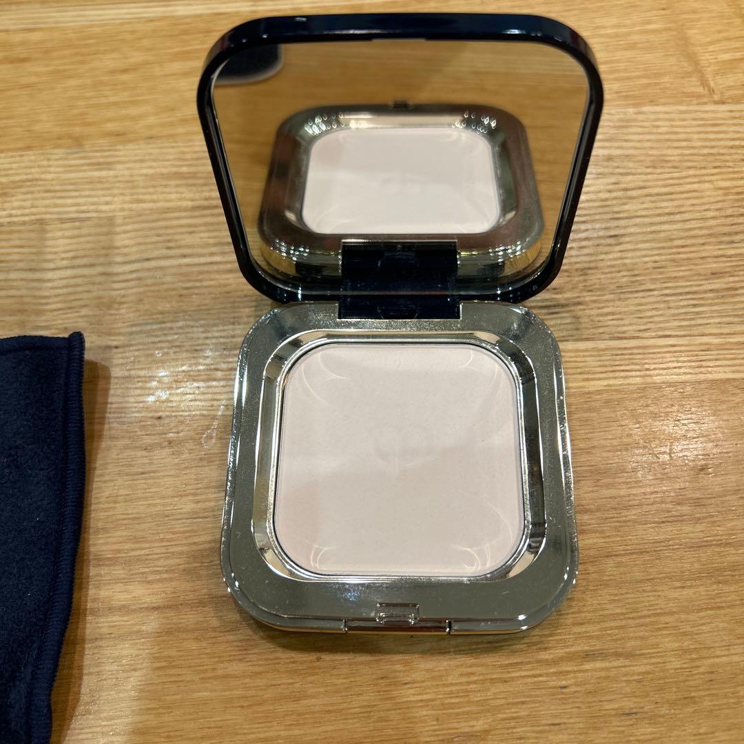 クレ・ド・ポー ボーテ　 プードルコンパクトエサンシエルn