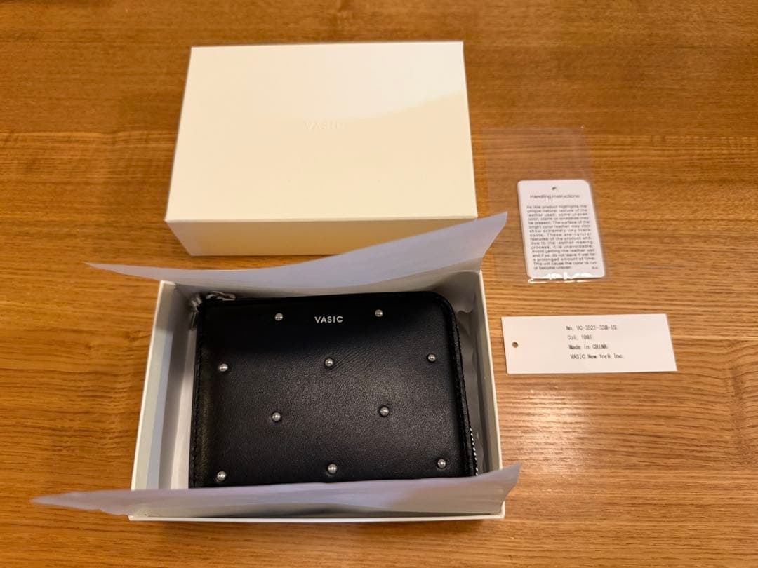 VASIC スタッズ付き二つ折り財布 ブラック/ 新品・未使用