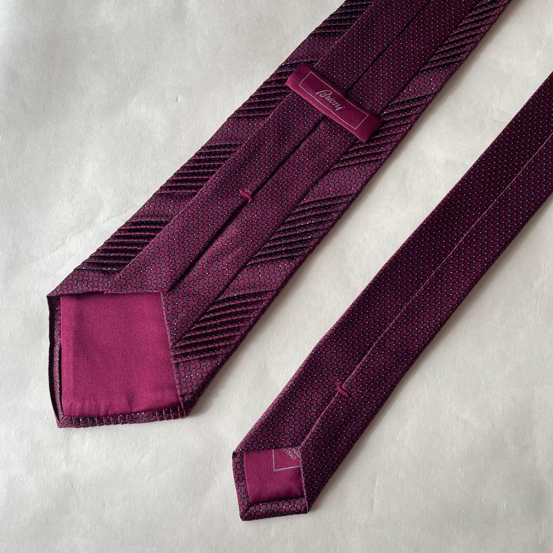 【ネクタイ】 BRIONi シルクプリーツ加工　フォーマル　紫と黒のストライプ