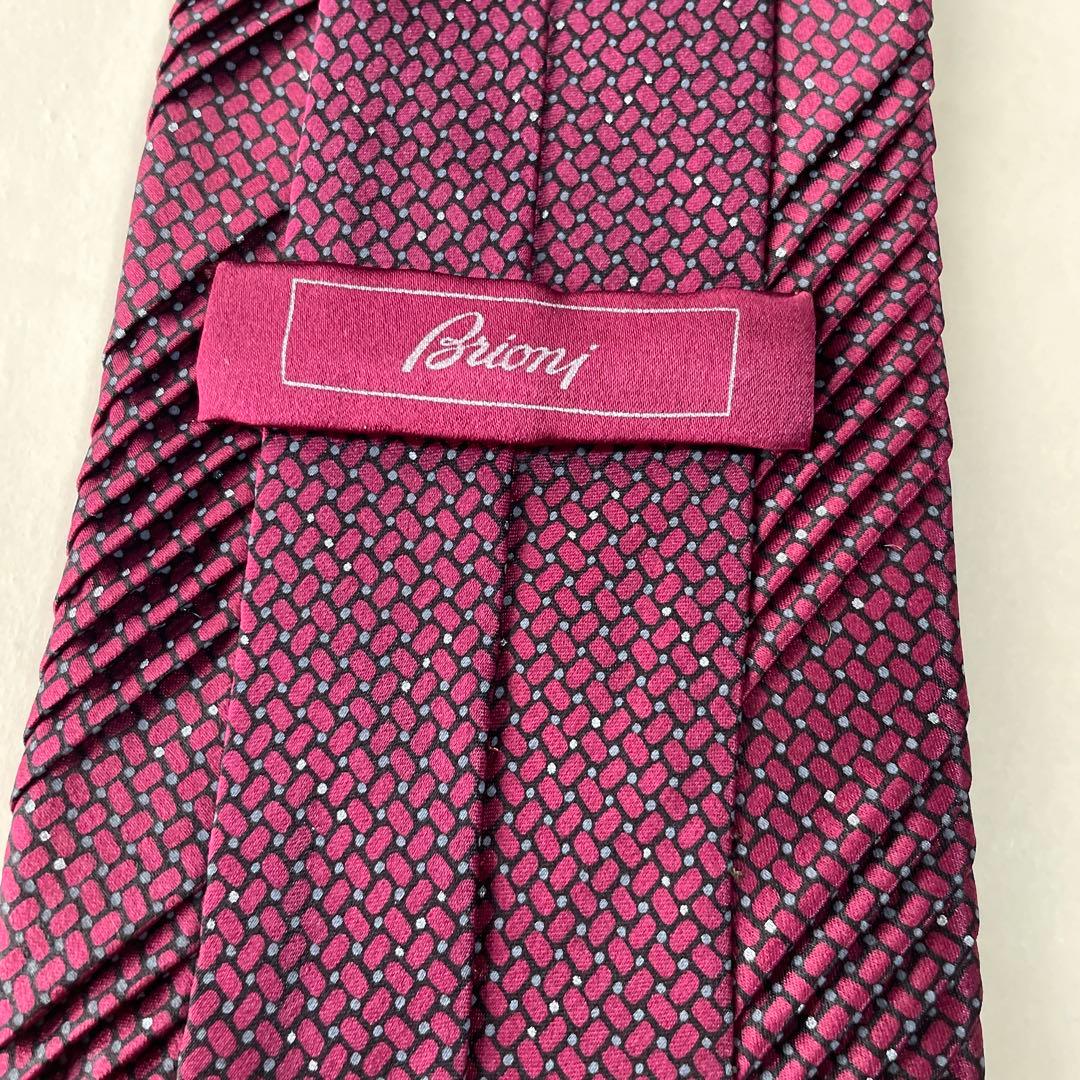 【ネクタイ】 BRIONi シルクプリーツ加工　フォーマル　紫と黒のストライプ