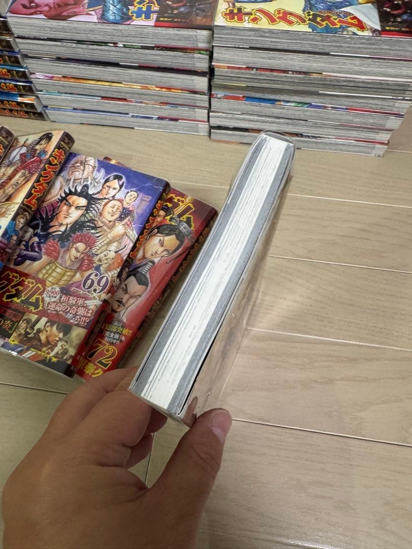 キングダム 70巻セット ブックカバー付ほぼ新品　公式ガイドブック付