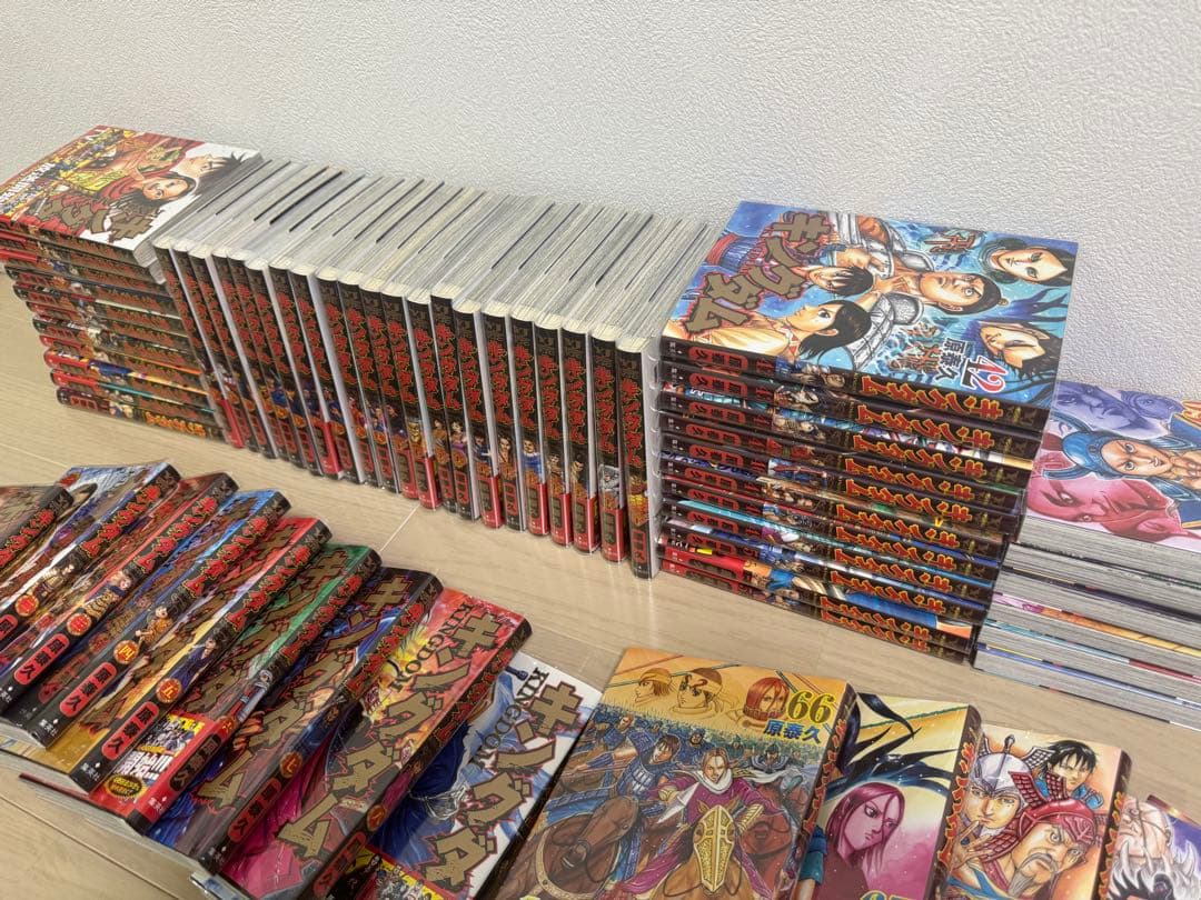 キングダム 70巻セット ブックカバー付ほぼ新品　公式ガイドブック付